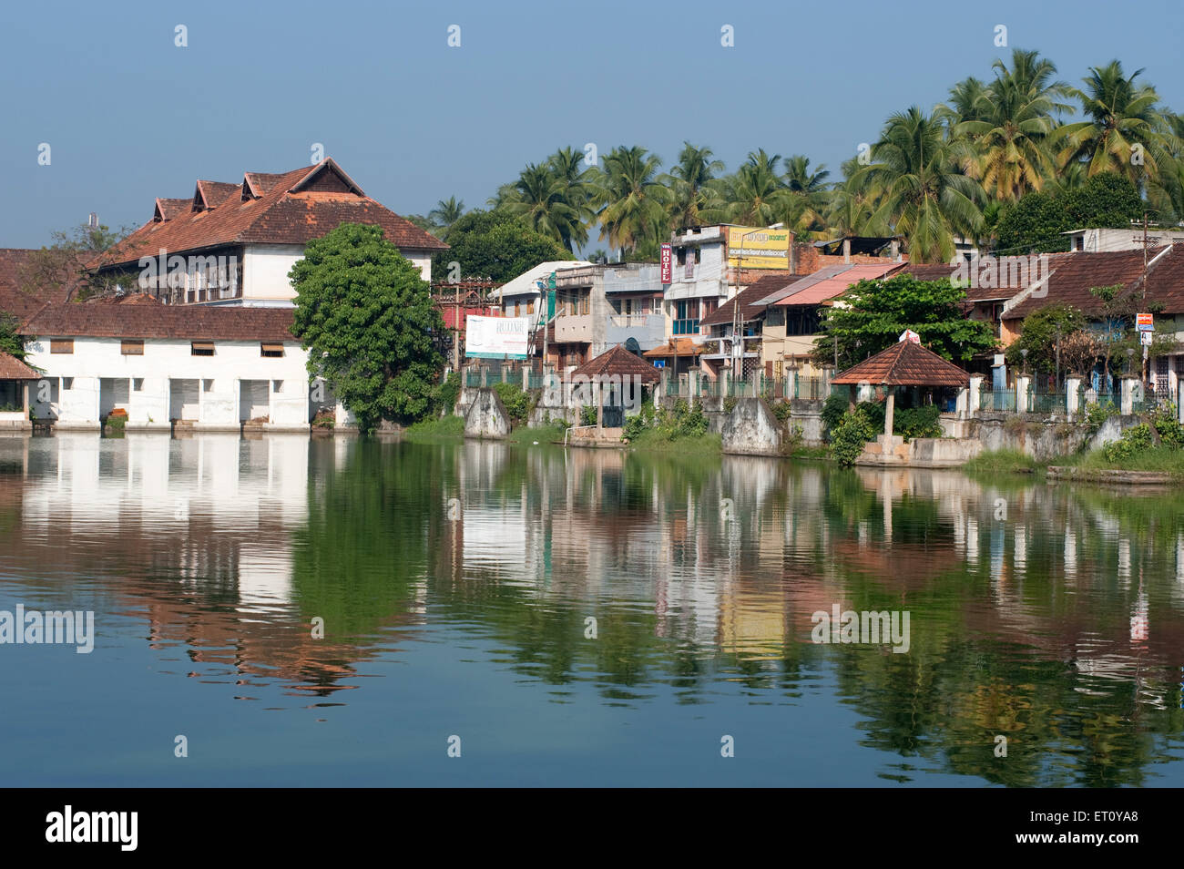 Casas reflejadas en padmatheertham depósito en Trivandrum, Kerala Thiruvananthapuram ; ; India 2010 Foto de stock