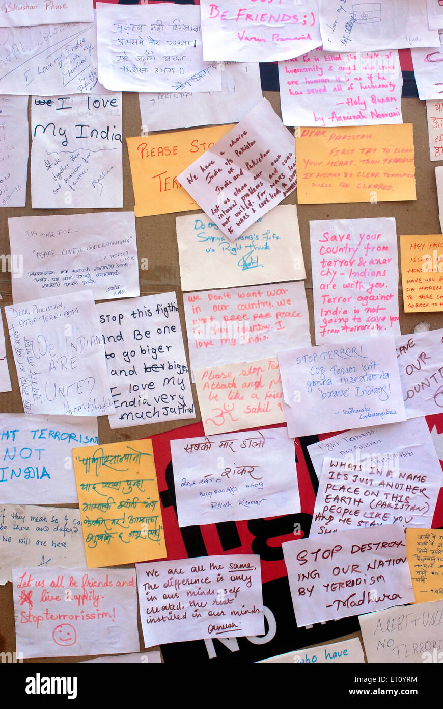 Mensaje a Pakistán contra el terrorismo escrito por personas en Kala Ghoda Art Festival 2009 ; Bombay Bombay Foto de stock