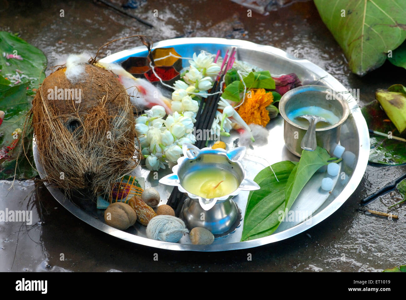 Puja thali plato de acero sobre el IVA savitri festival Foto de stock