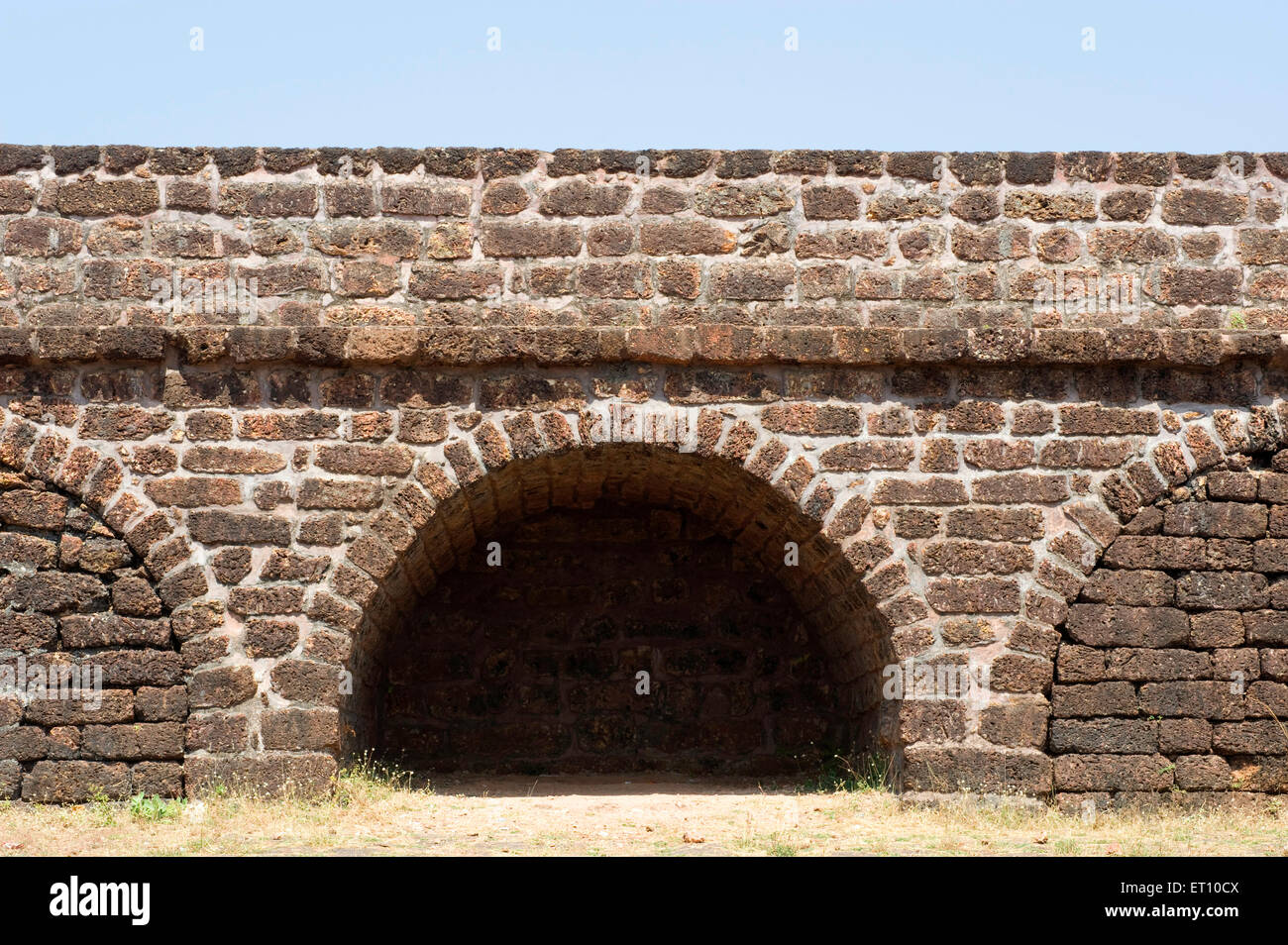 Muro de fortificación y arcos en la parte superior de Fort Aguada ; Goa ; India Foto de stock