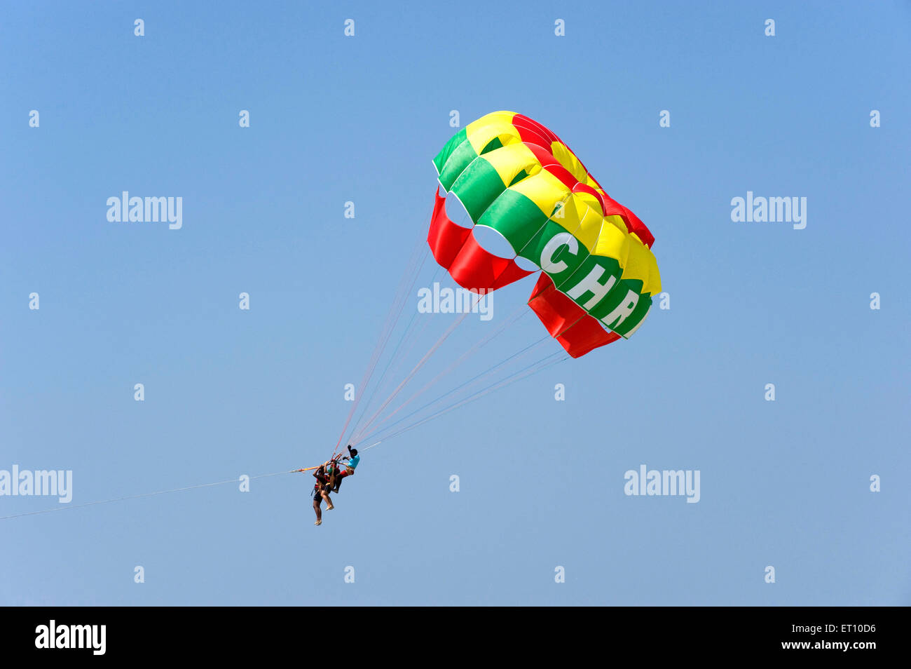Viaje en paracaídas disfrutando turística playa Colva ; Goa ; India Foto de stock