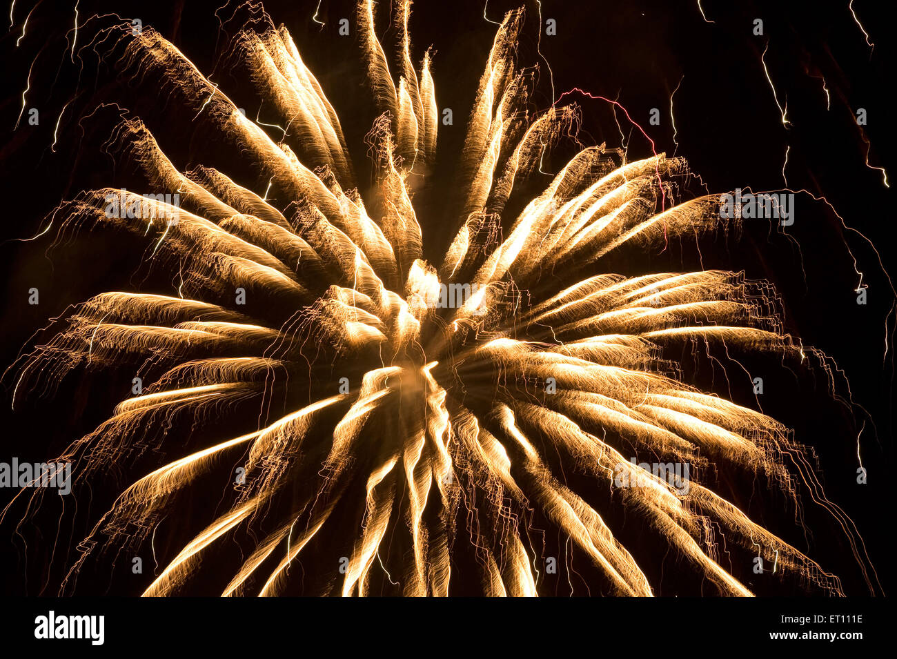 Crackers de fuegos artificiales en el cielo celebrando Gudi Padva festival Thane Maharashtra India Asia 2011 Foto de stock