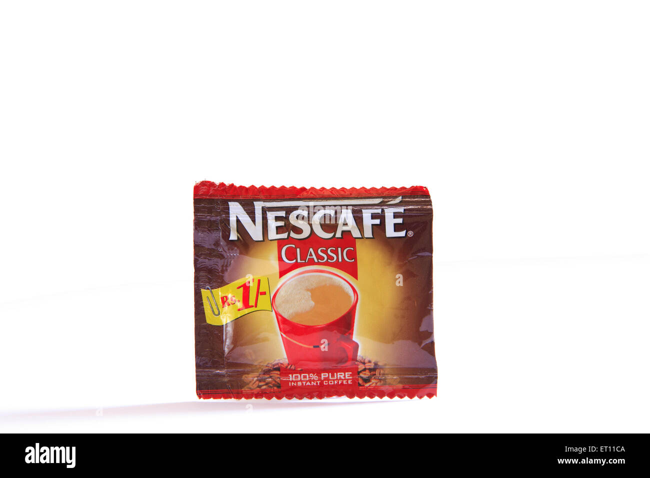 Nescafé café instantáneo en el paquete sobre fondo blanco. Foto de stock