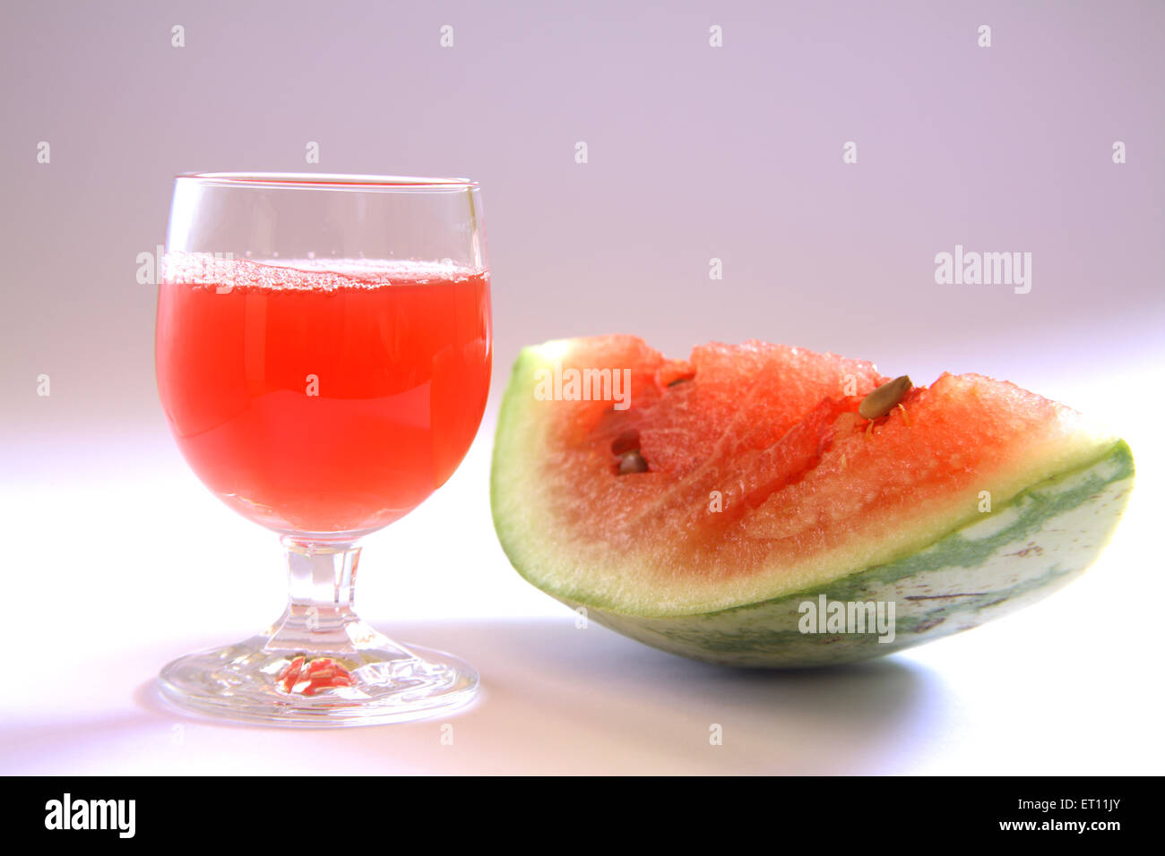Fruta y bebidas ; slice y jugo de sandía en vidrio sobre fondo blanco. Foto de stock