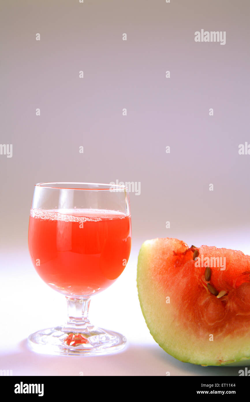 Fruta y bebidas ; slice y jugo de sandía en vidrio sobre fondo blanco. Foto de stock