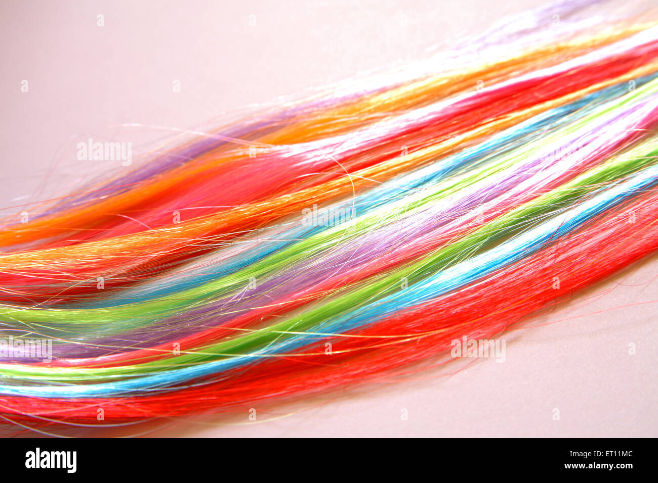 Colorido cabello artificial hecha de plástico suave Foto de stock
