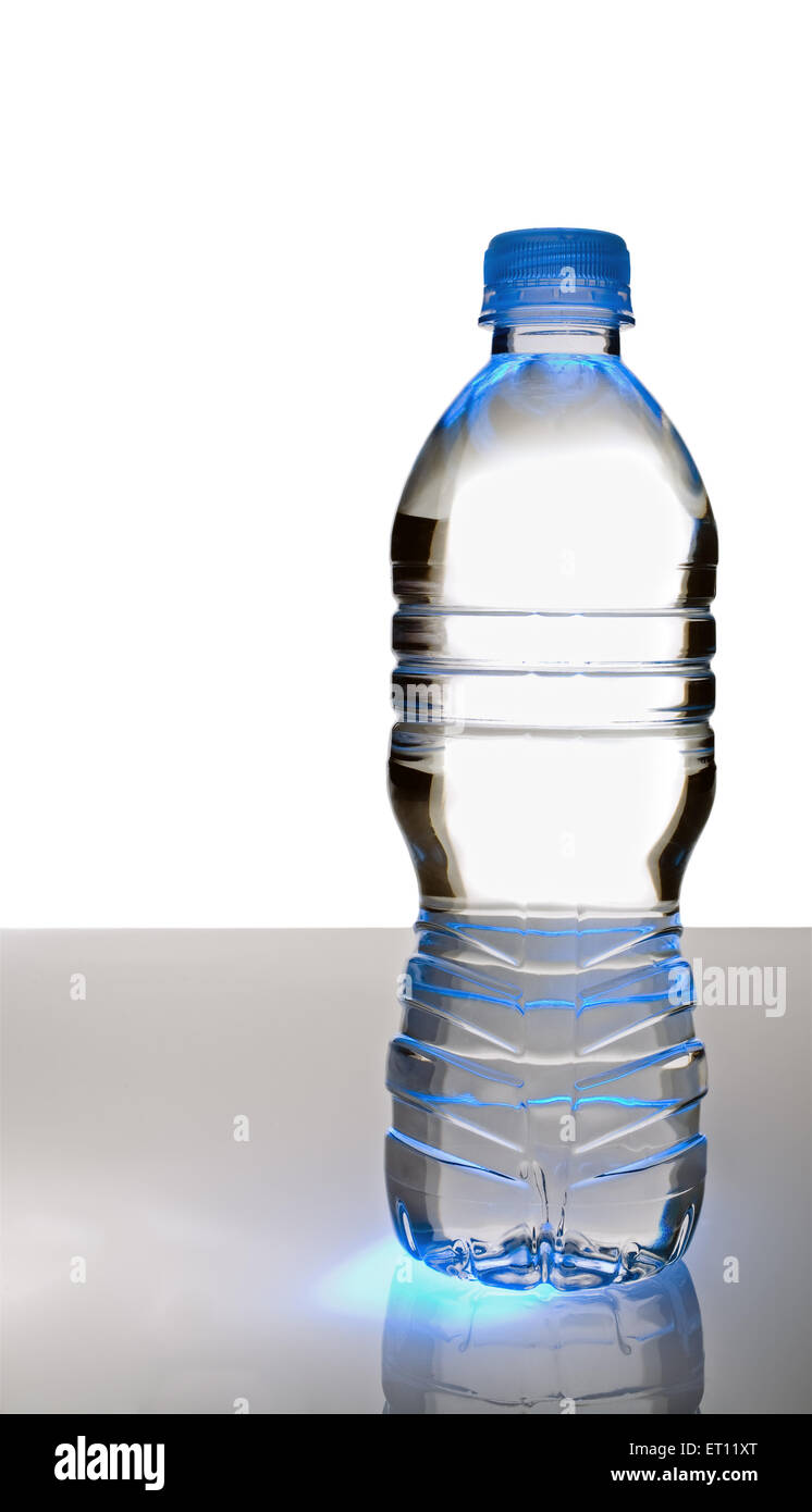 Botella de plástico transparente fotografías e imágenes de alta resolución  - Alamy