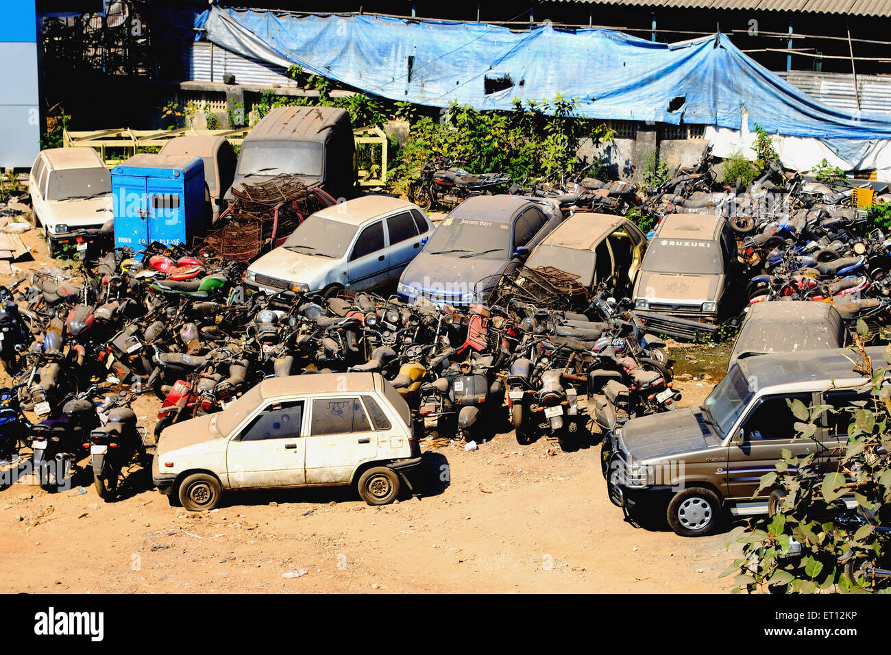 Coches y motos en ruinas ; India Foto de stock