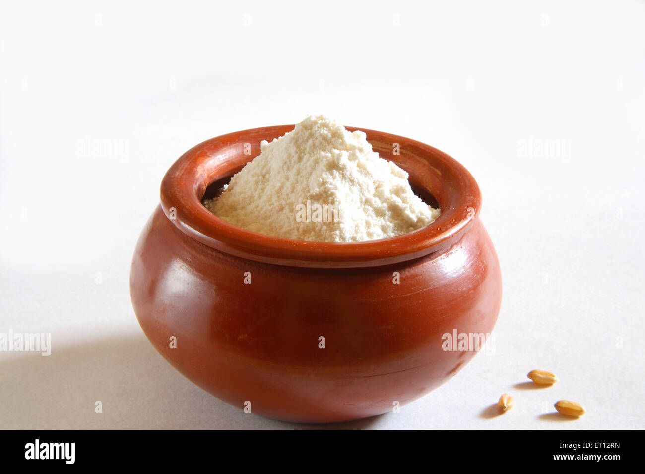 Maida ; la harina de trigo en una vasija de barro ; India Foto de stock