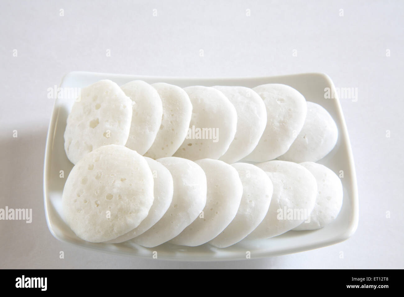 Dulce indio bonbon confección ; ; Batasa Mithai hechas de azúcar ; esponjosos bombones servir en placa ; India Foto de stock