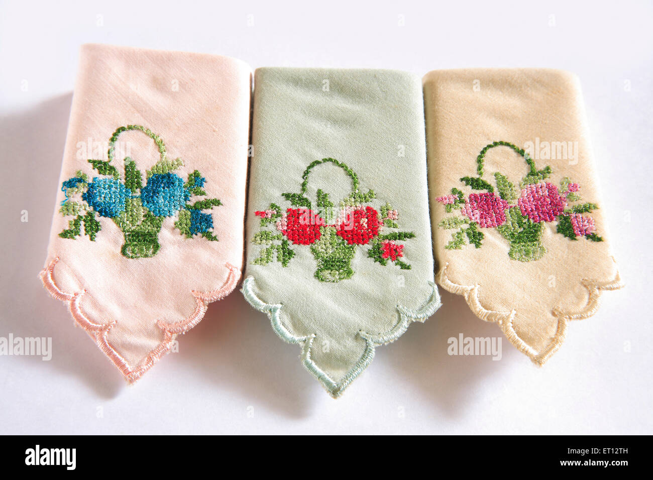 pañuelo de mano , bordado señoras pañuelo de mano , pañuelo , pañuelo ,  pañuelo , pañuelo , pañuelo Fotografía de stock - Alamy