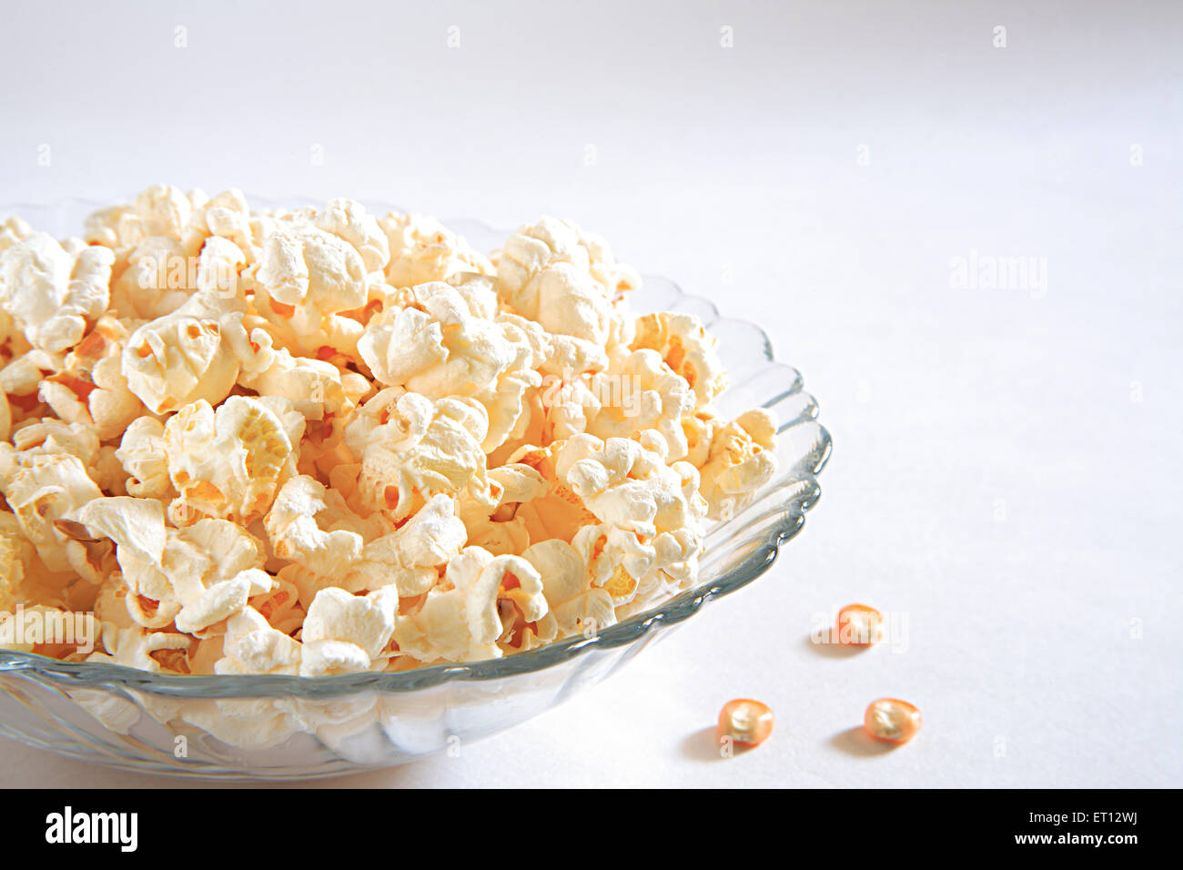 Abra la bolsa de Pop Secret Palomitas de maíz para microondas sobre fondo  blanco, recorte Fotografía de stock - Alamy