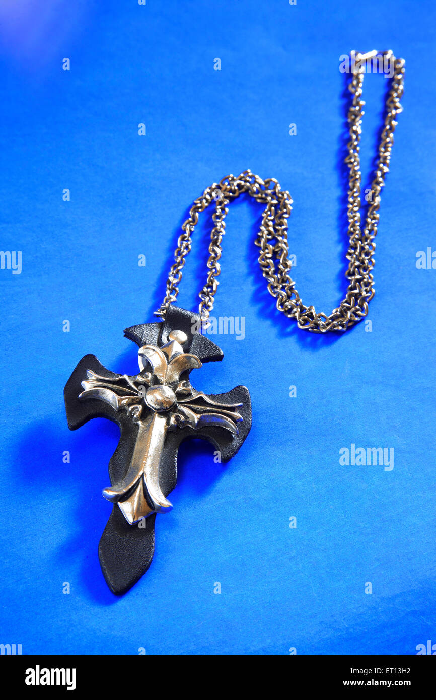 Cadena con colgante cruz imágenes de alta -