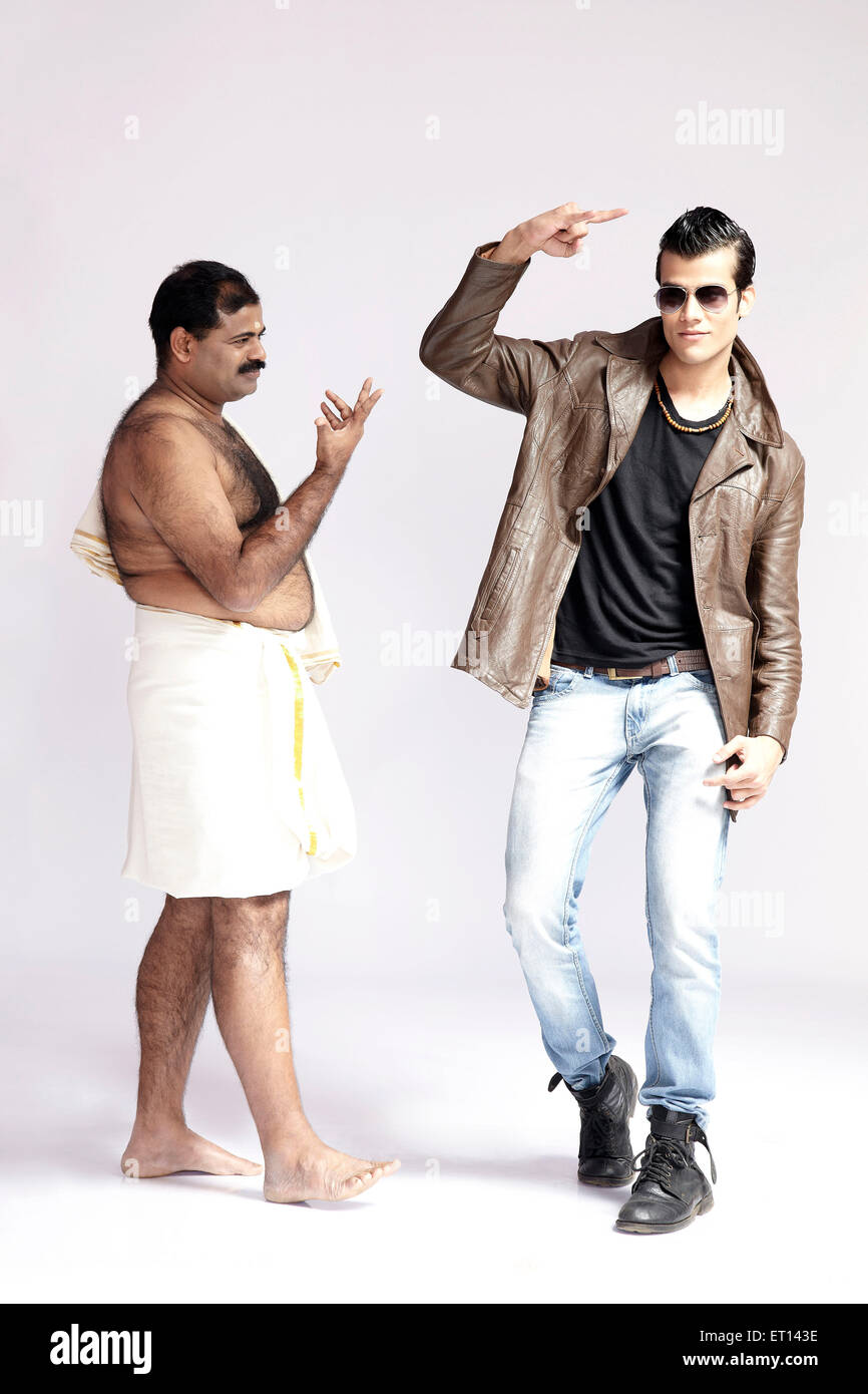 Contraste de hombres en Lungi y Blue Jeans India Asia MR#790E Foto de stock