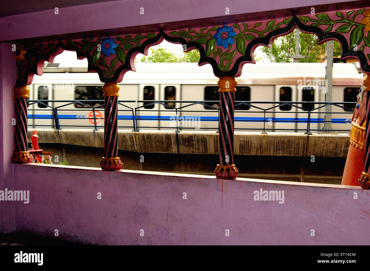 El tren del metro visto desde el interior del templo de Hanuman panchkuan carretera ; Nueva Delhi India ; Foto de stock