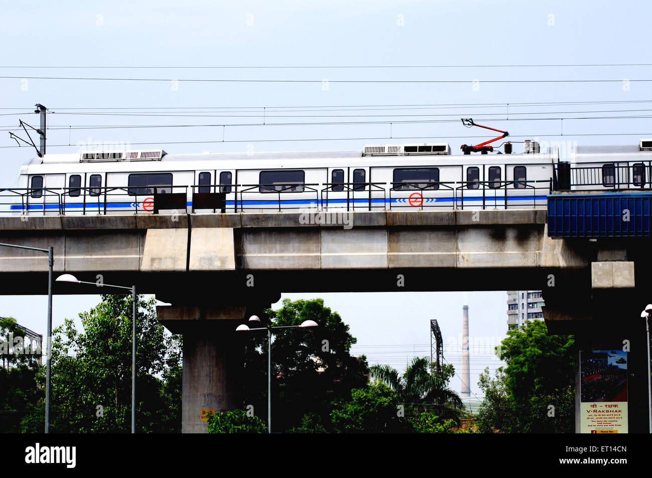 Metro de Delhi, sistema de metro, tren de metro sobre el puente en la carretera de Panchkuan ; Nueva Delhi ; India ; sistema de transporte rápido masivo Foto de stock