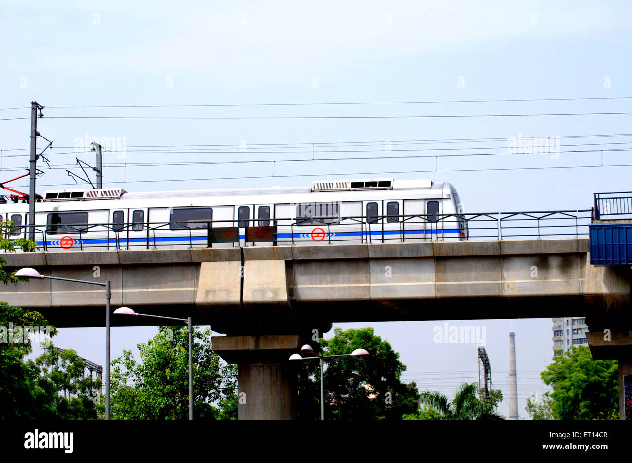 Metro de Delhi, sistema de metro, tren de metro en la estación de Pragati Maidan en Nueva Delhi; India; sistema de transporte rápido masivo Foto de stock