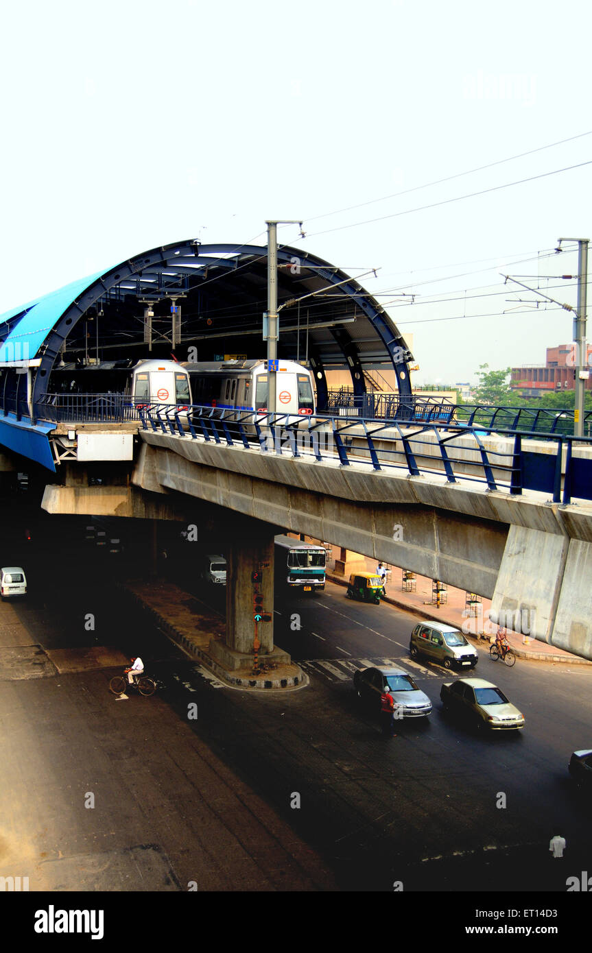 Metro de Delhi, sistema de metro, tren de metro en la estación de Rajendra Place ; Nueva Delhi ; India ; sistema de transporte rápido masivo Foto de stock