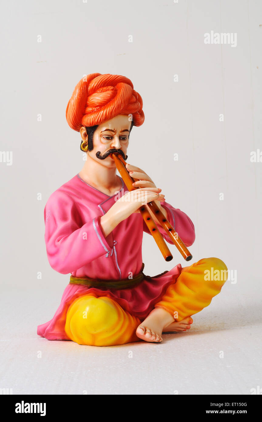 Figurilla de arcilla ; estatua de rajasthani jodiya paawa músico tocando la flauta doble Foto de stock