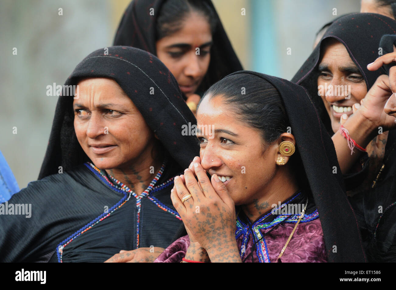 Las mujeres rurales compartiendo momentos felices en Mindiyada cerca Anjaar Kutch ; ; ; Gujarat India No, señor Foto de stock