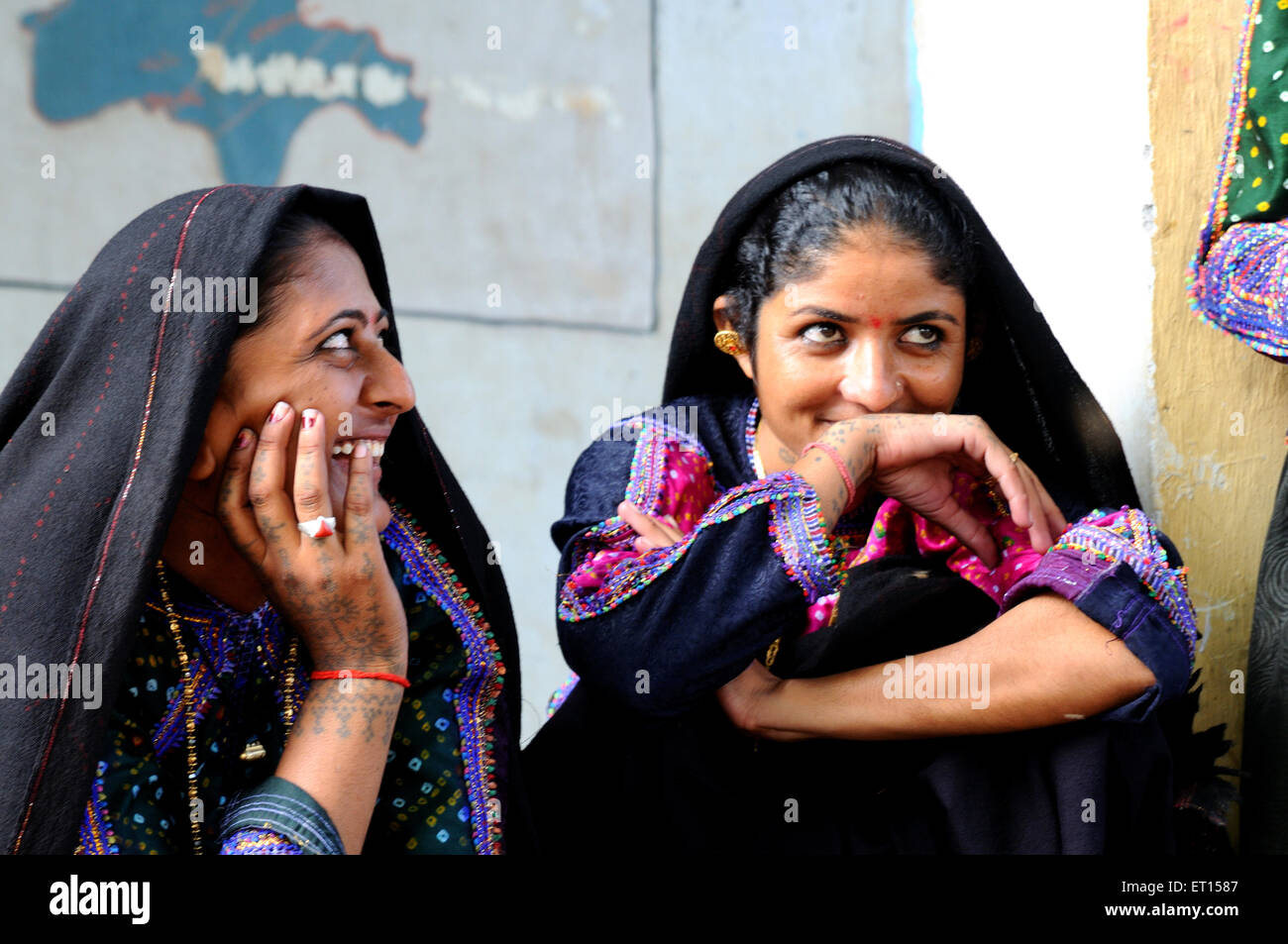 Las mujeres rurales compartiendo momentos felices en Mindiyada cerca Anjaar Kutch ; ; ; Gujarat India No, señor Foto de stock
