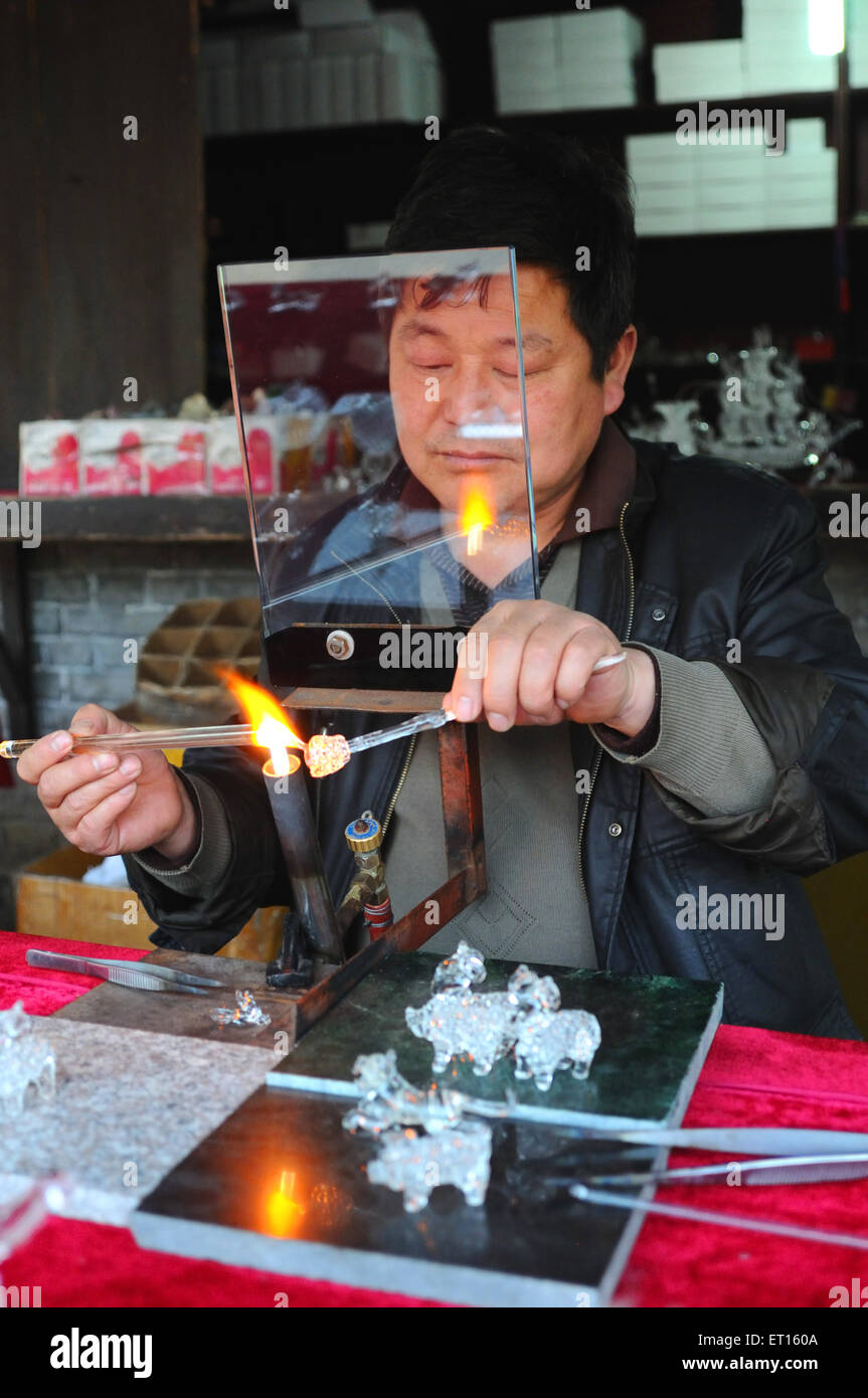 Escultor de vidrio, Dong Yang, Dongyang, Jinhua, Zhejiang, China, chino Foto de stock