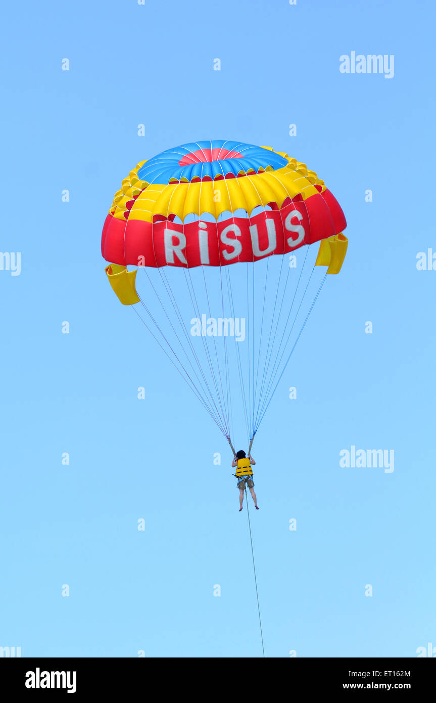 Parasailing, parascenting, parakiting, actividad recreativa del kite, Isla Pattaya, Tailandia Foto de stock
