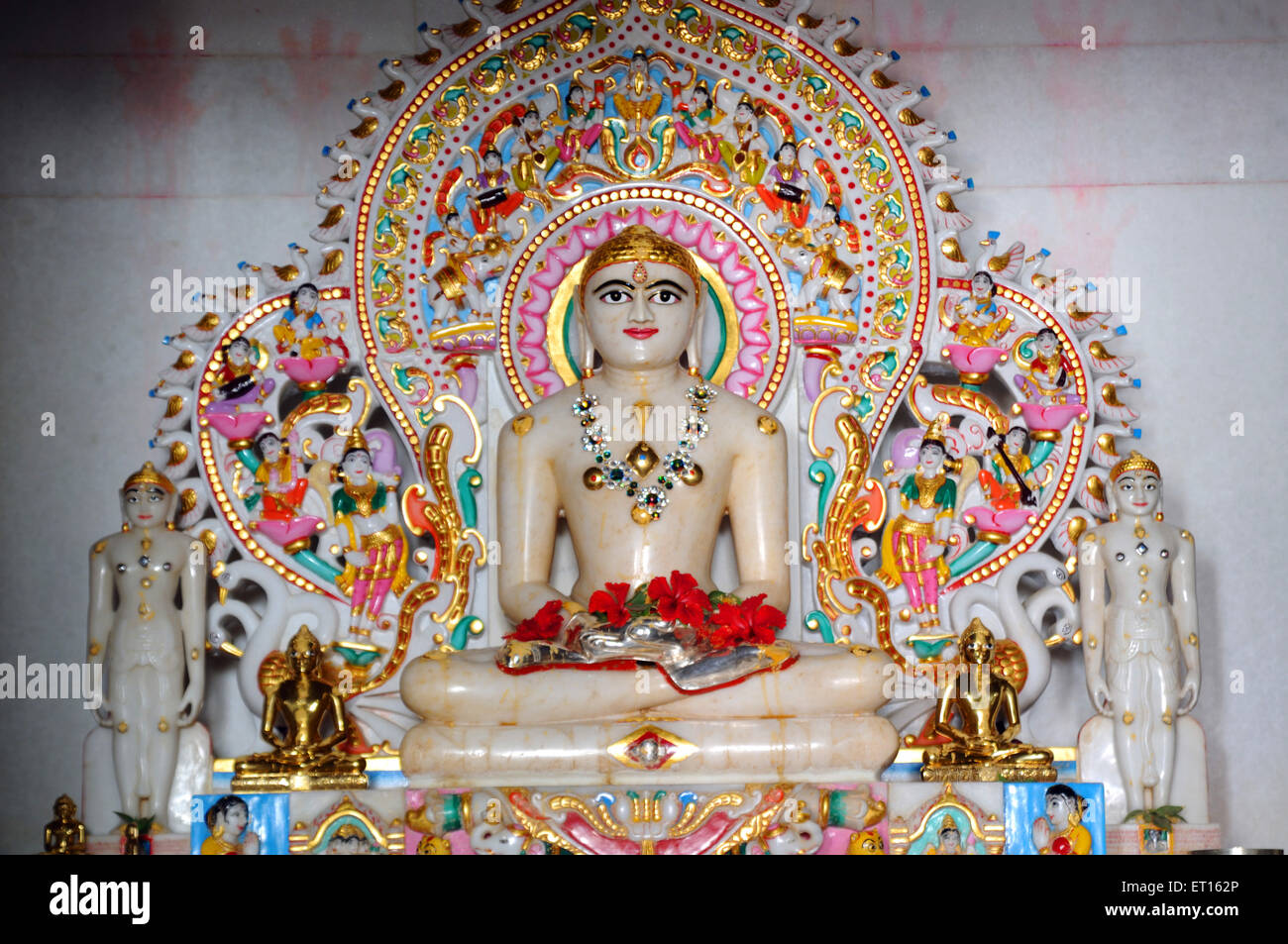 Estatua de mármol de la deidad Jain en el templo Jain ; Kutch ; Gujarat ; India Foto de stock