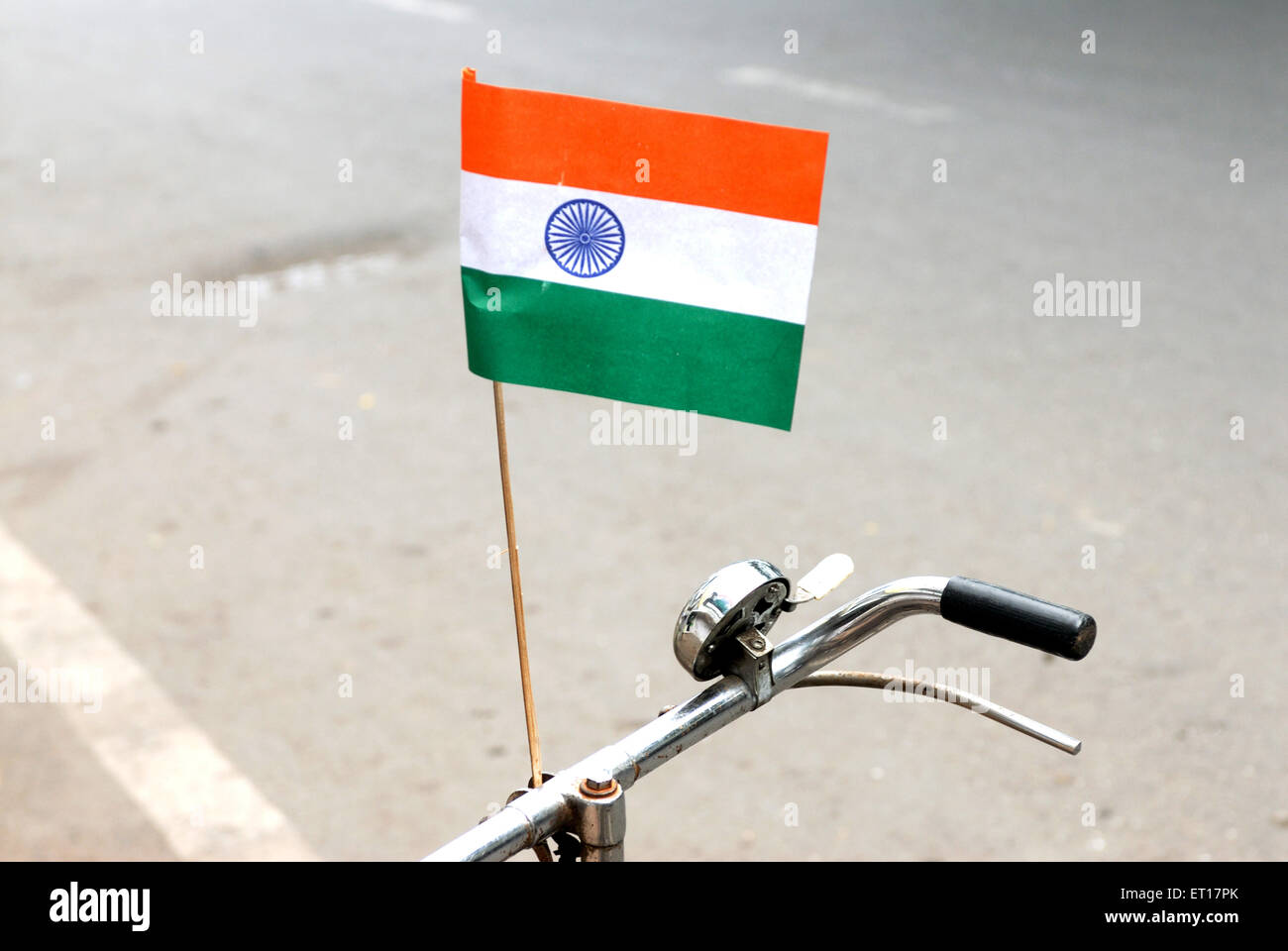 Bandera india en bicicleta el Día de la Independencia de la India Foto de stock