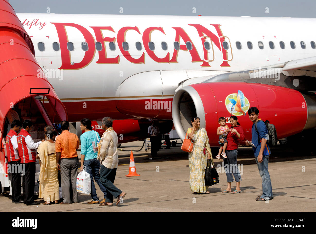 Pasajero llegado en rojo y blanco de Deccan en avión aeropuerto ; India Sr.#736J;736K;736L;364 Foto de stock