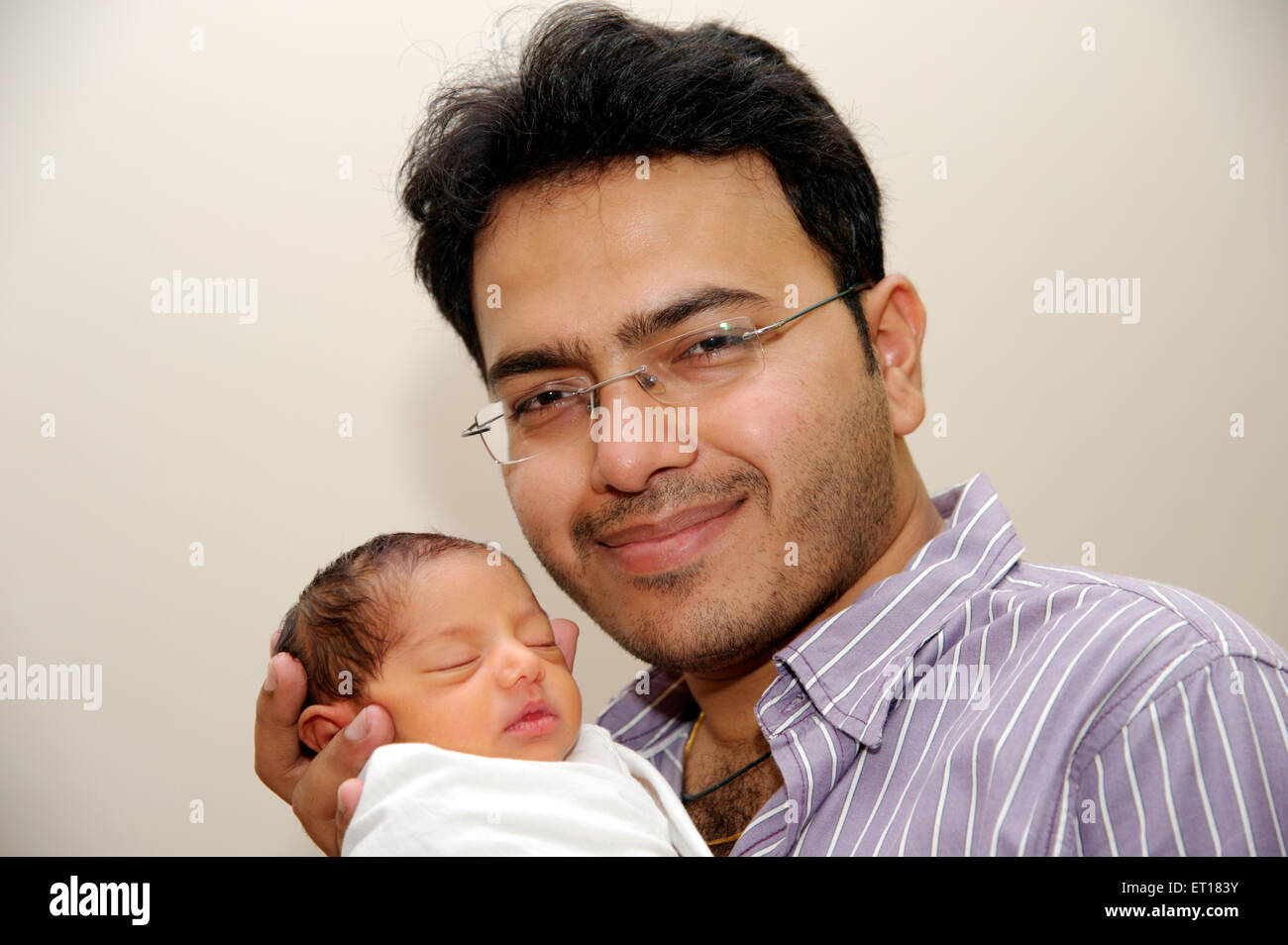 Bebé recién nacido con el tío señor#736J MR#736LA Foto de stock