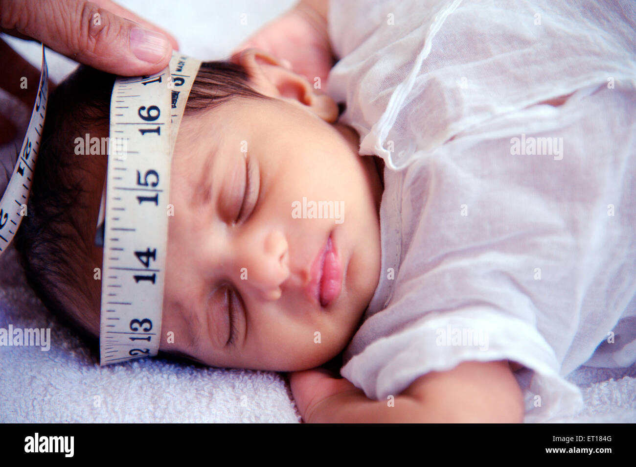 Cabeza de Indio new born baby con cinta de medir - MR#736J - rmm 179686 Foto de stock
