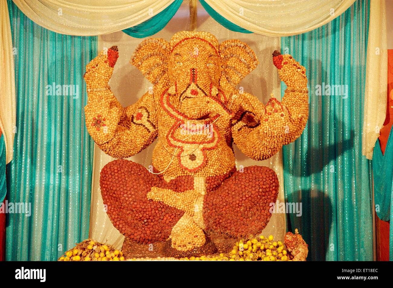 Eco friendly Ganesh ídolo hecho de escarabajos tuerca Mumbai Maharashtra India Asia Foto de stock