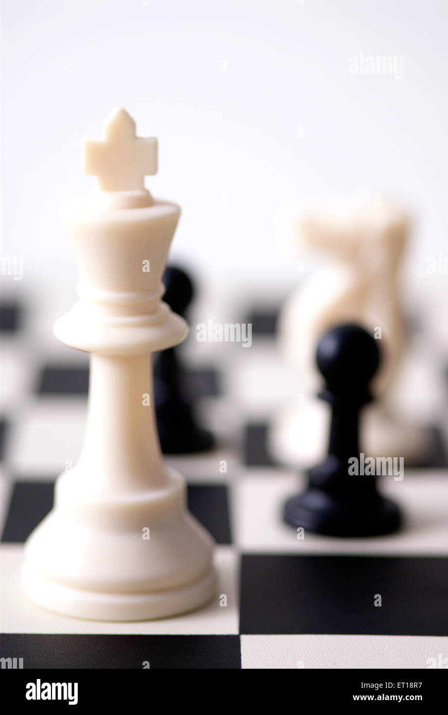 Juego de ajedrez rey blanco y peón negro Foto de stock