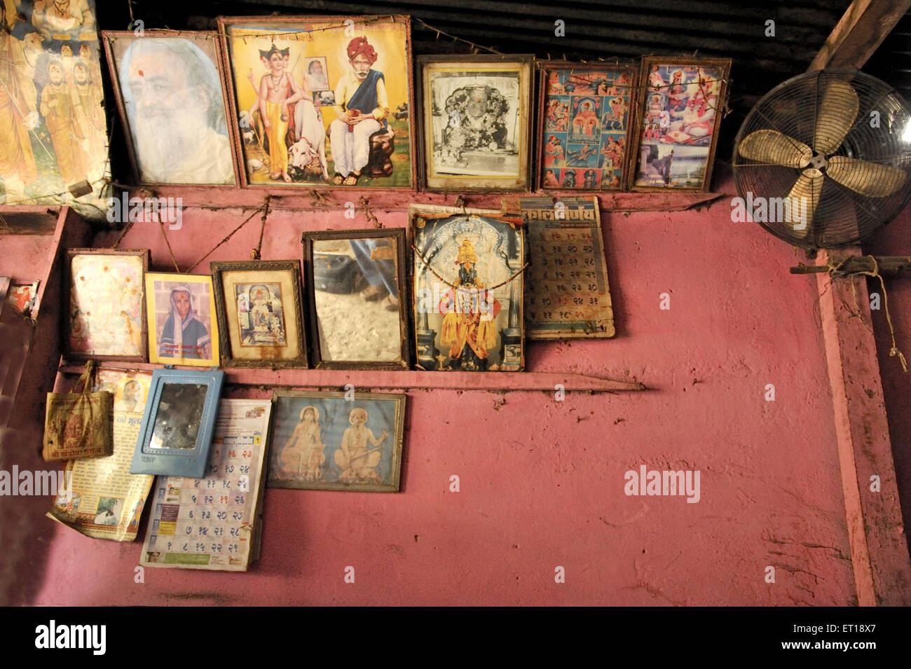 En la pared del bastidor Paithan Aurangabad Maharashtra India Foto de stock