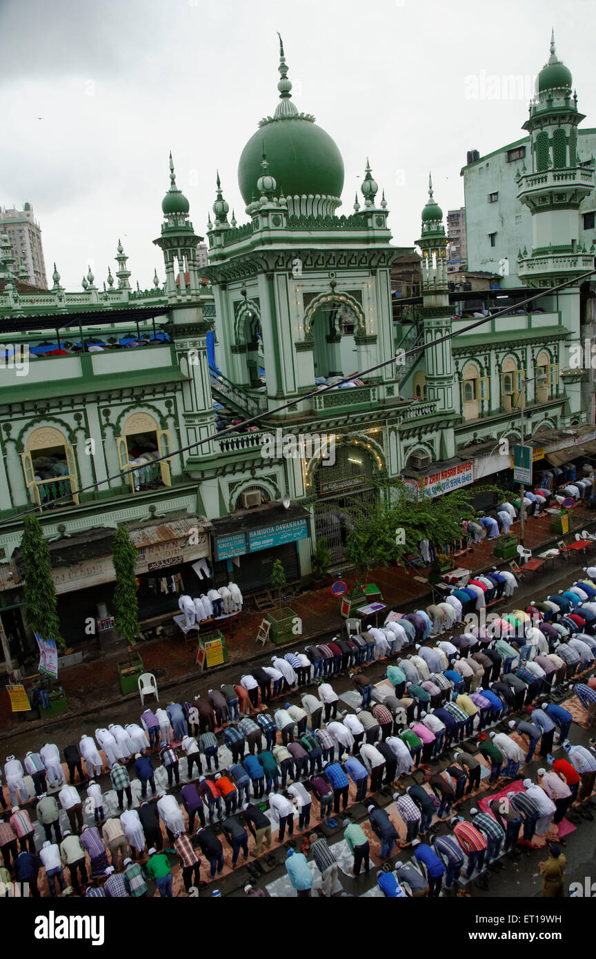 Namaz por comunidad musulmana en ocasión del Eid ul Fitr Hamidiya Masjid Pydhonie Asia Mumbai Foto de stock