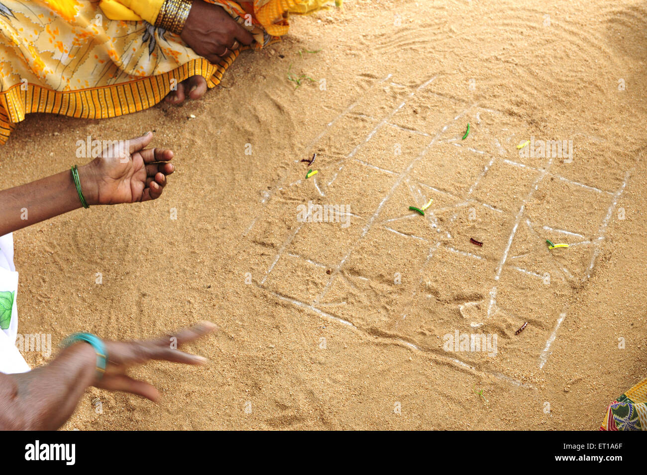 Gente rural jugando juego de mesa en arena, Hampi, Karnataka, India, Asia Foto de stock