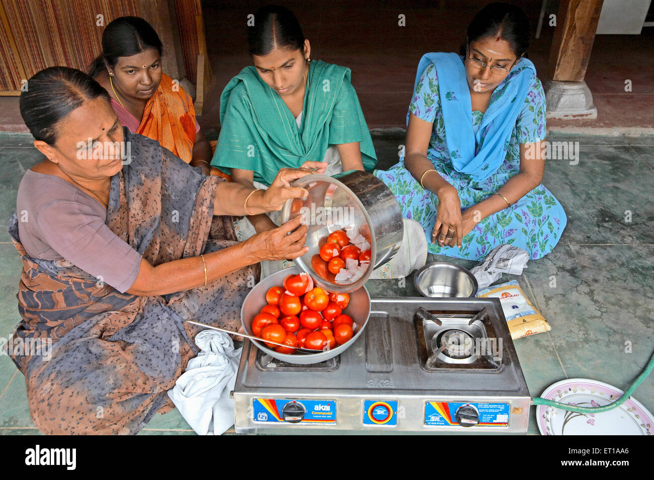 Mujeres que hacen salsa de tomate, ONG, Chinmaya Organización de Desarrollo Rural, CORD, Deuladiha, Telkoi, Kendujhar, Orissa, Odisha, India, Asia Foto de stock