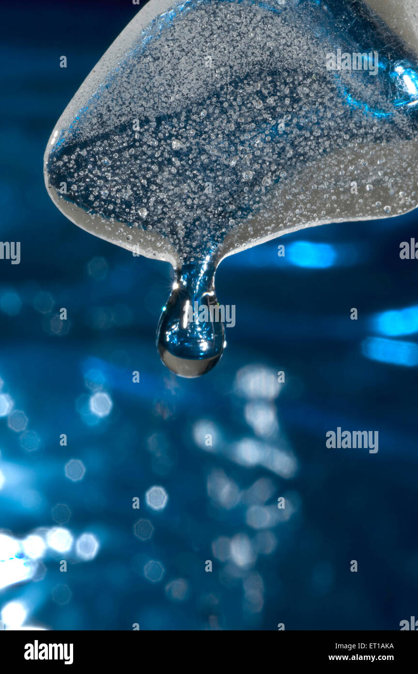 Caída de agua por fusión de cubitos de hielo Foto de stock