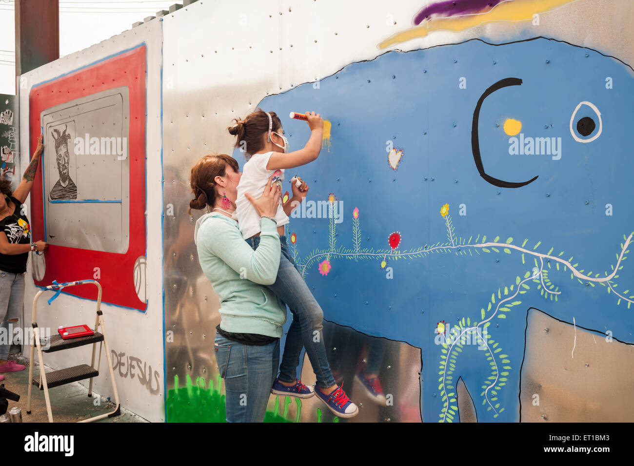 Rápido Transparentemente Sudamerica Niña de 6 años pinta su mural con asistencia durante la anual colectiva  Bushwick Block Party el sábado, 6 de junio de 2015. La música y las fiestas  trajo algunos, pero la