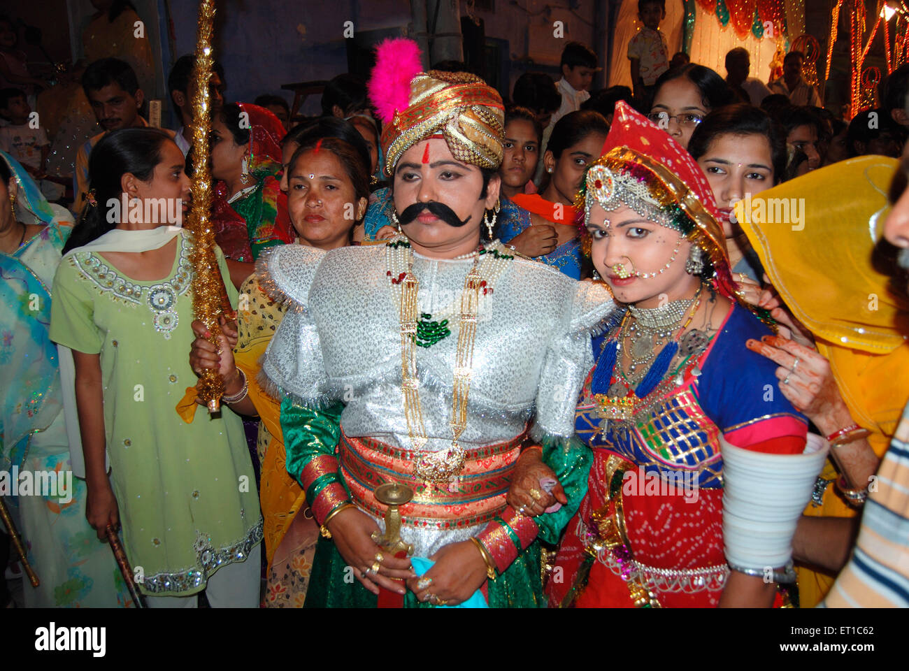 Mujeres disfrazadas de novio y novia en el festival de Dhinga Gavar ; Jodhpur ; Rajasthan ; India Foto de stock