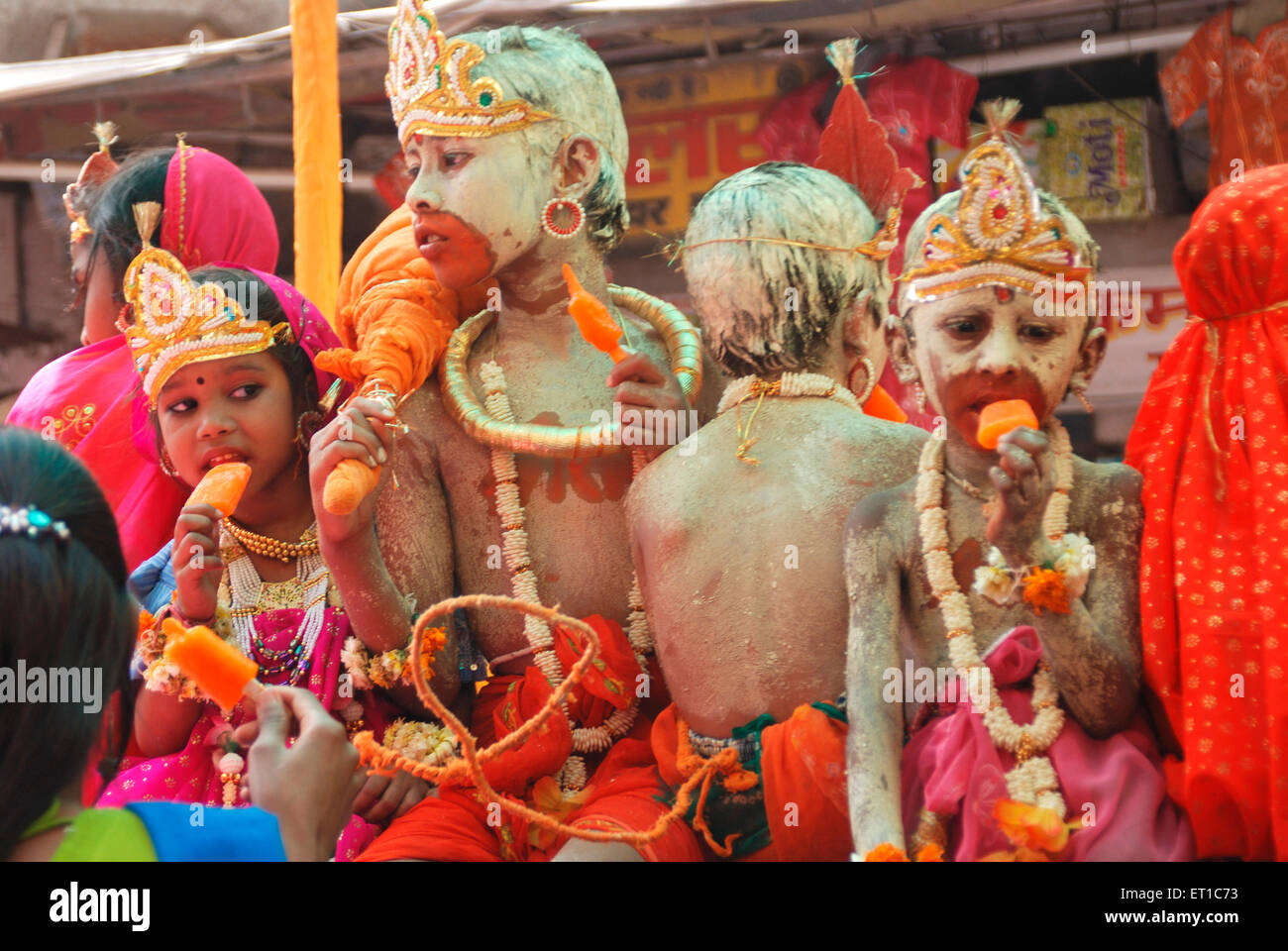 Los niños y niñas en disfraz de Hanuman y sita comer helado en procesión Ramnavmi Jodhpur ; ; ; Rajasthan India No, señor Foto de stock