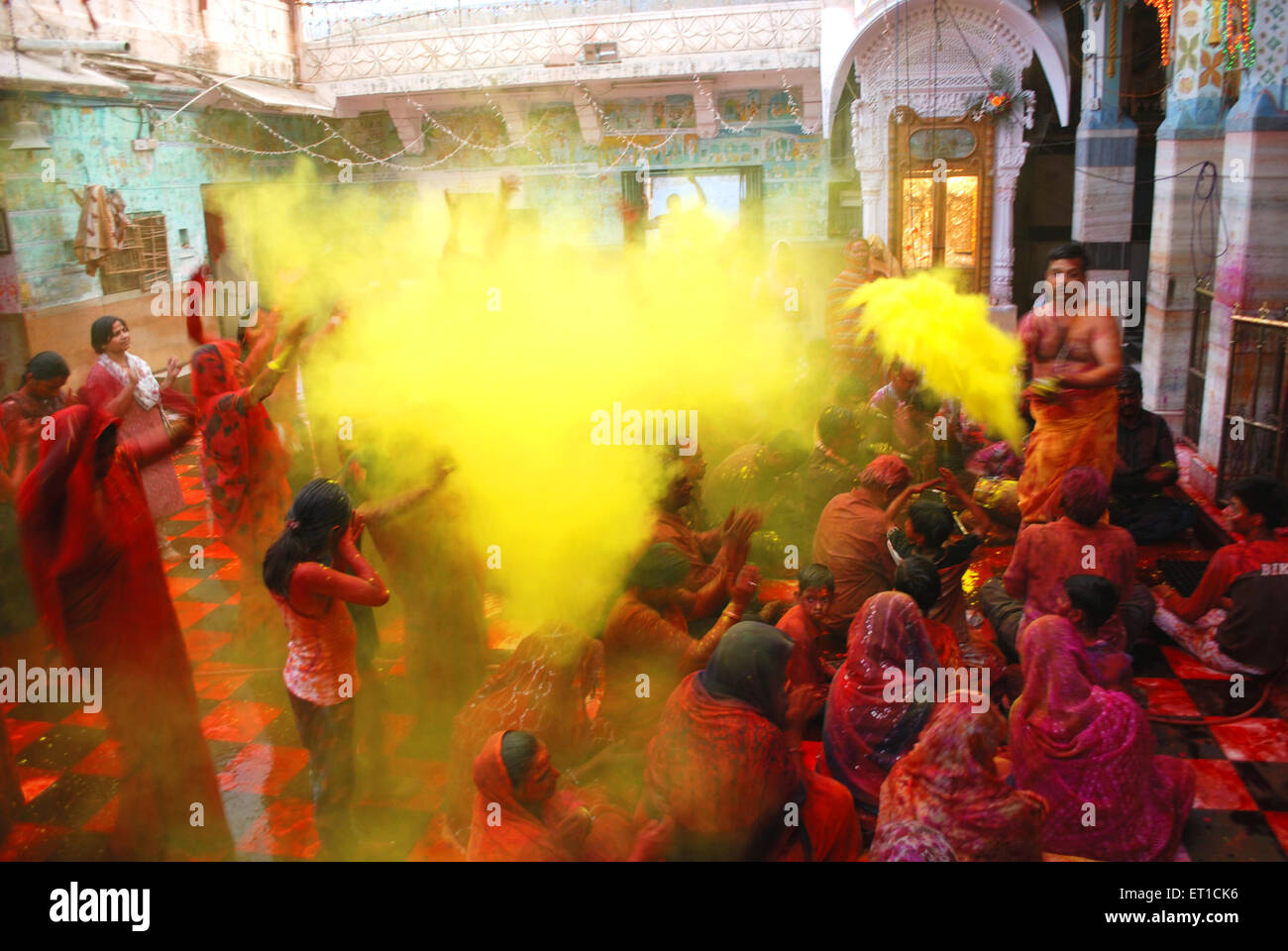 Sacerdote jugando holi con devotos en pista shyamji templo Jodhpur ; ; ; Rajasthan India Foto de stock