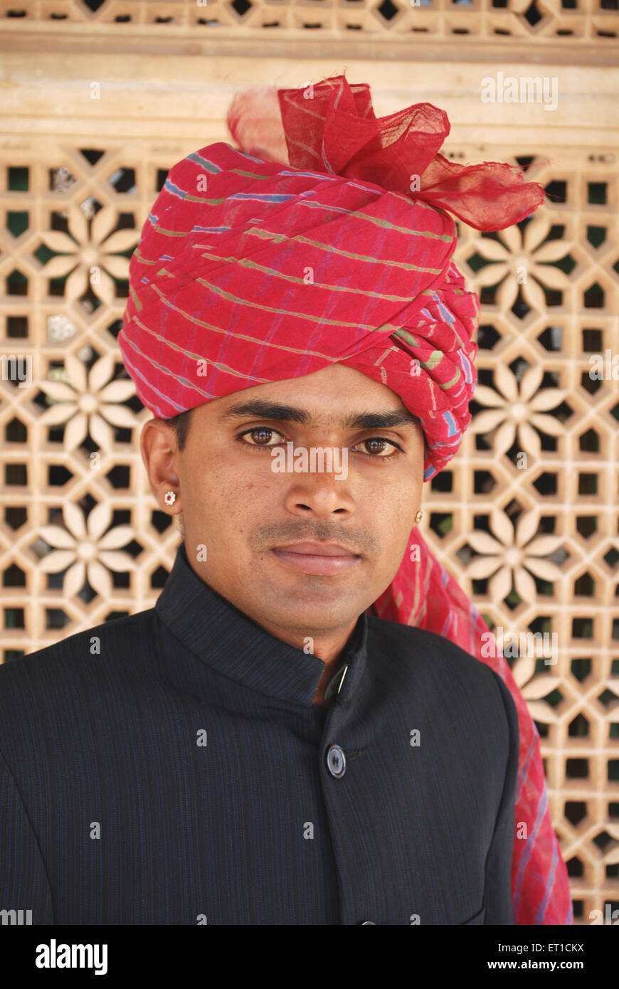 Guía turística en la capa y turbante ; ; Rajasthan India Sr.#704F Foto de stock