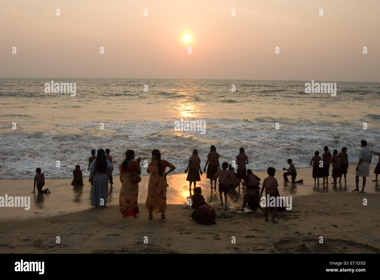 Los niños de la escuela con sus maestros disfrutando del sol en la playa de cherai ; ; ; Kerala Cochin India Foto de stock