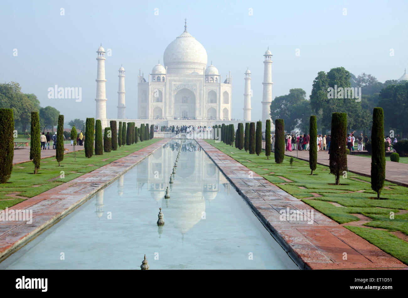 Larga vista del Taj Mahal de Agra en Uttar Pradesh, India Asia Foto de stock