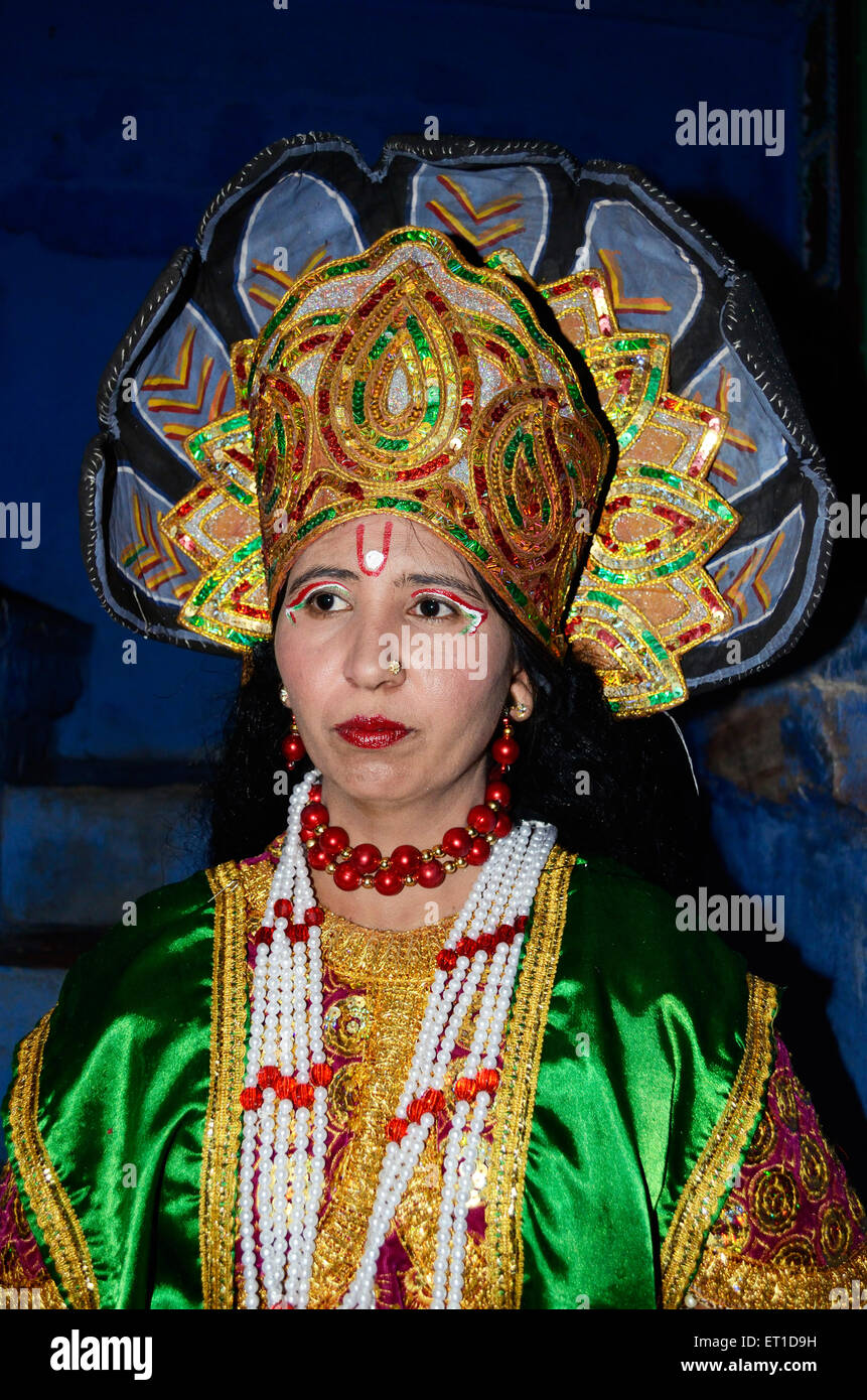 Una mujer disfrazada de Vishnu en ocasión del festival Gavar Dheenga Jodhpur Rajastán India No, señor Foto de stock