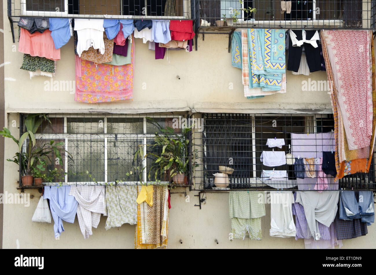 Secado de ropa en el balcón en Mumbai, Maharashtra, India Foto de stock