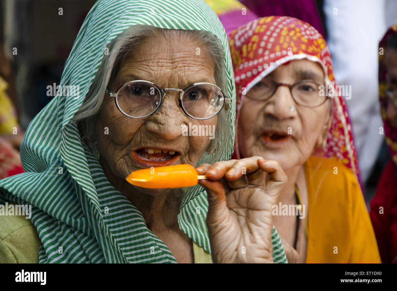 Mujeres viejas degustación caramelos en hielo Ramnavami procesión en Jodhpur Rajastán India Foto de stock