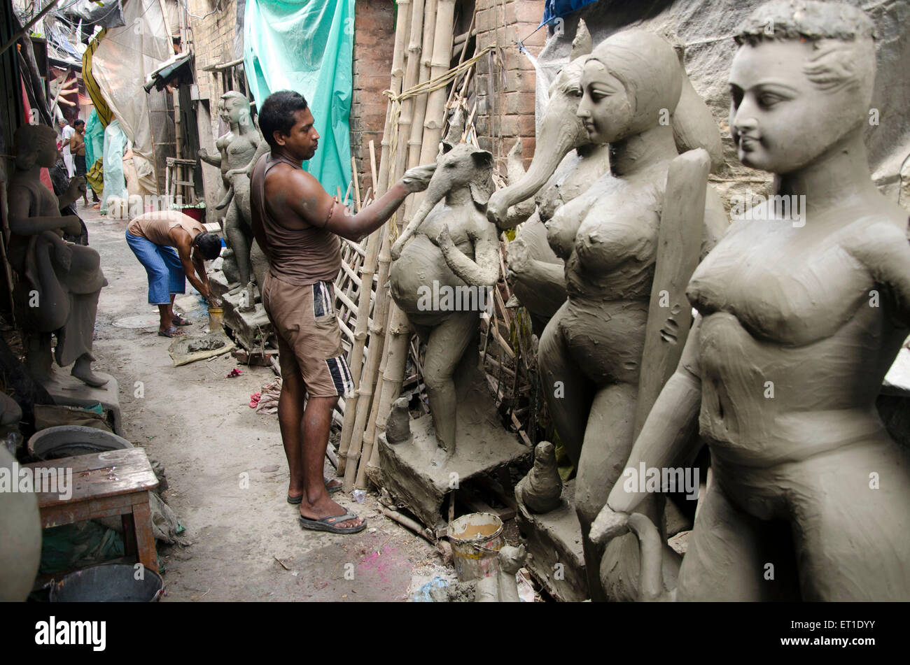 Escultor haciendo ganesha estatua Durga Puja Kolkata Bengala Occidental, India Asia Foto de stock